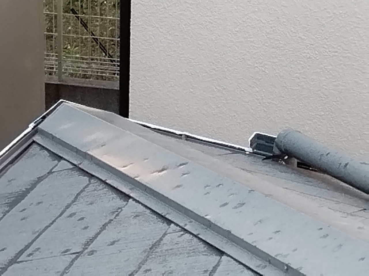 明石市雹被害で隅棟板金へこみ